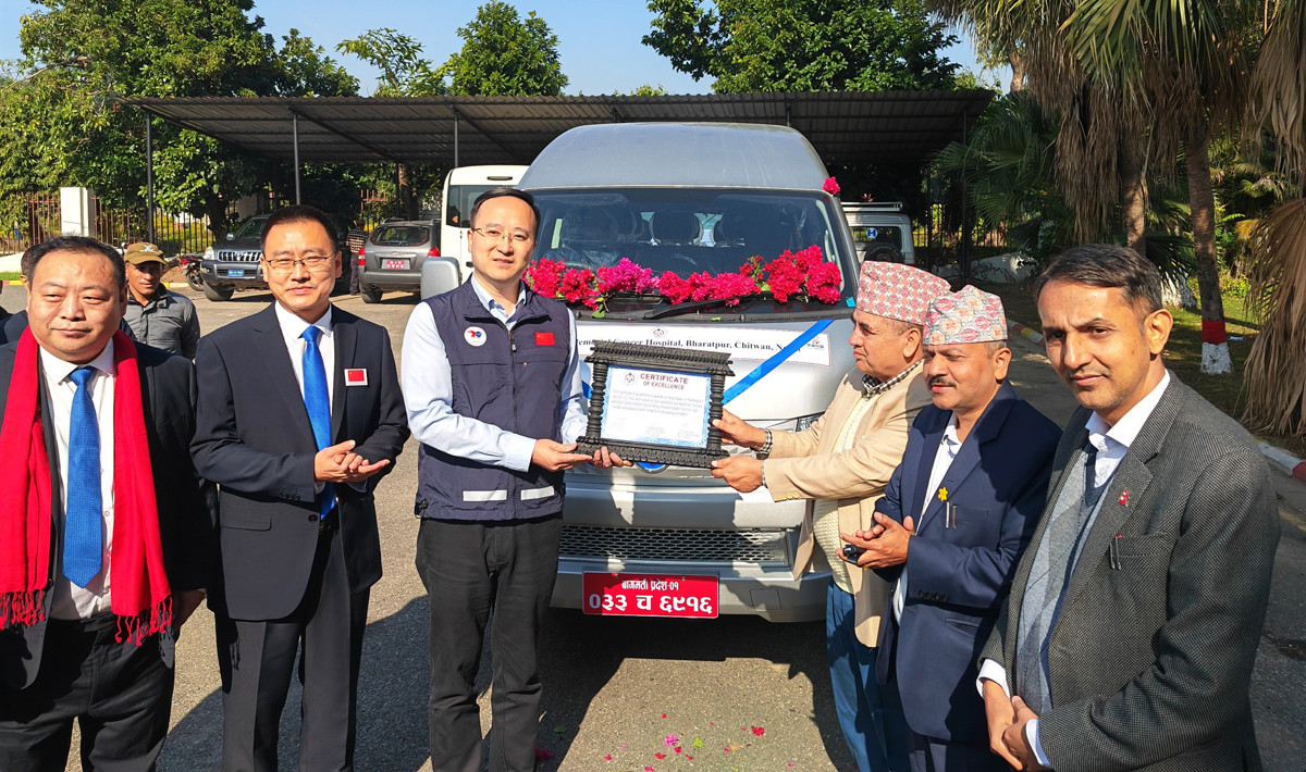 बीपी क्यान्सर अस्पताललाई चिनियाँ दूतावासको विद्युतीय गाडी