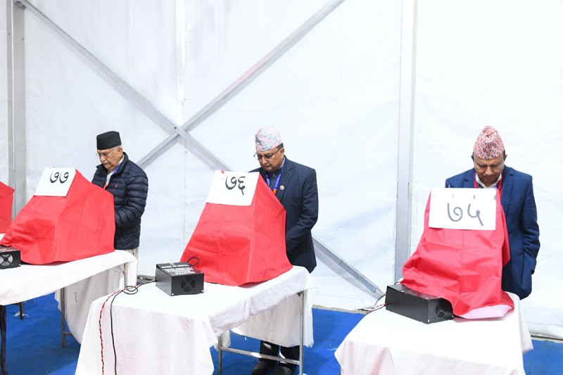 एमालेको नयाँ नेतृत्व चयनका लागि मतदान चल्दै (तस्वीरसहित)