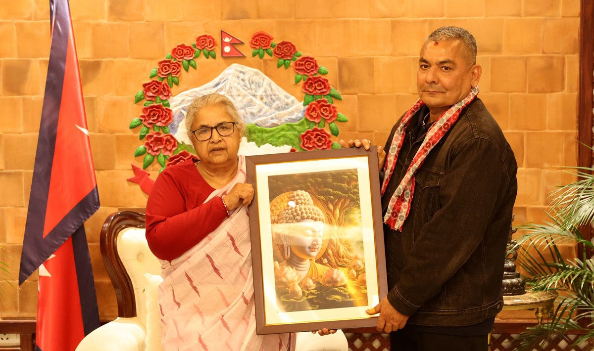बुद्धको चित्र दिँदै प्रधानमन्त्रीले मागिन् दुर्गा प्रसाईंसँग निर्वाचन सफल बनाउन सहयोग