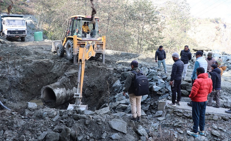 माटो मिसिएको गिट्टी/बालुवा प्रयोग गरेपछि जनप्रतिनिधिले ढलान भत्काइदिए