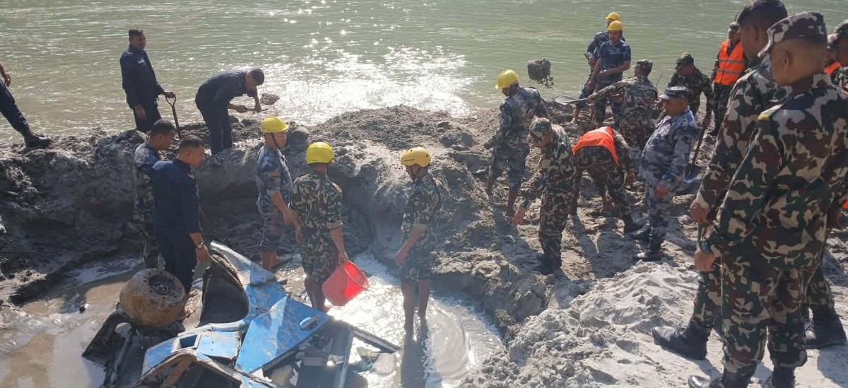 त्रिशूली किनारमा बालुवाले पुरिएको गाडीको उत्खनन जारी