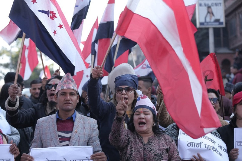 निर्वाचन आयोगको निर्णयलाई अवैधानिक भन्दै कांग्रेसको देउवा पक्षका नेताहरू सडकमा
