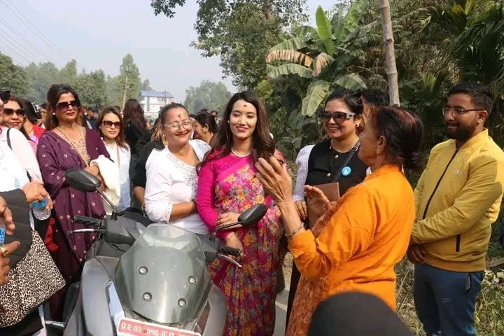 बालेनको घरदैलो कार्यक्रममा खटिइन् पत्नी सविना