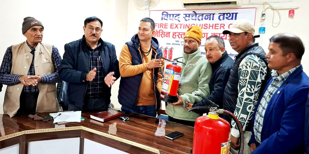 उद्योग वाणिज्य संघद्वारा उपमहानगरलाई २५ वटा आगो निभाउने फायर स्ट्रिगुसर हस्तान्तरण