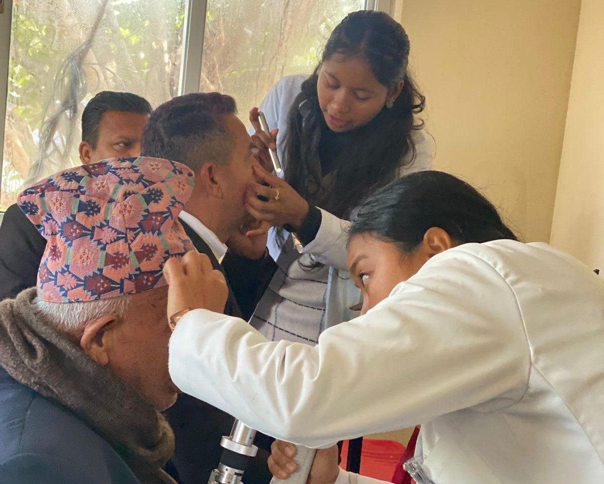 निःशुल्क आँखा शिविरबाट २१५ जना लाभान्वित