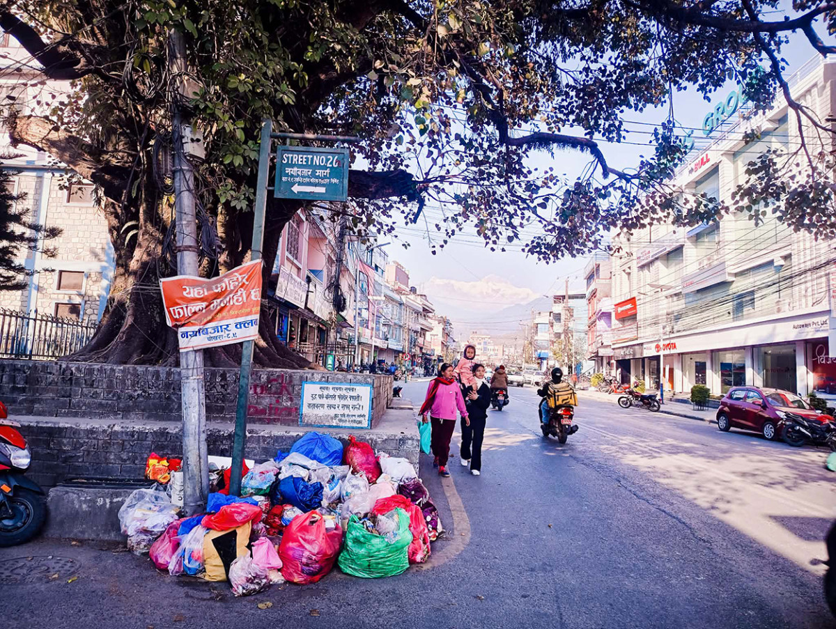 फोहोर नउठ्दा दुर्गन्धित र कुरूप बन्दै पोखरा