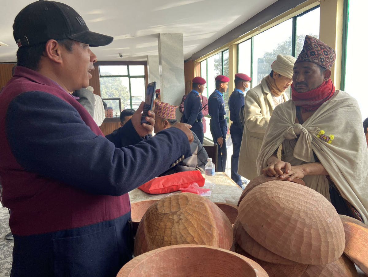 राउटेले बनाएका भाँडा किन्नेभन्दा फोटो खिच्ने धेरै