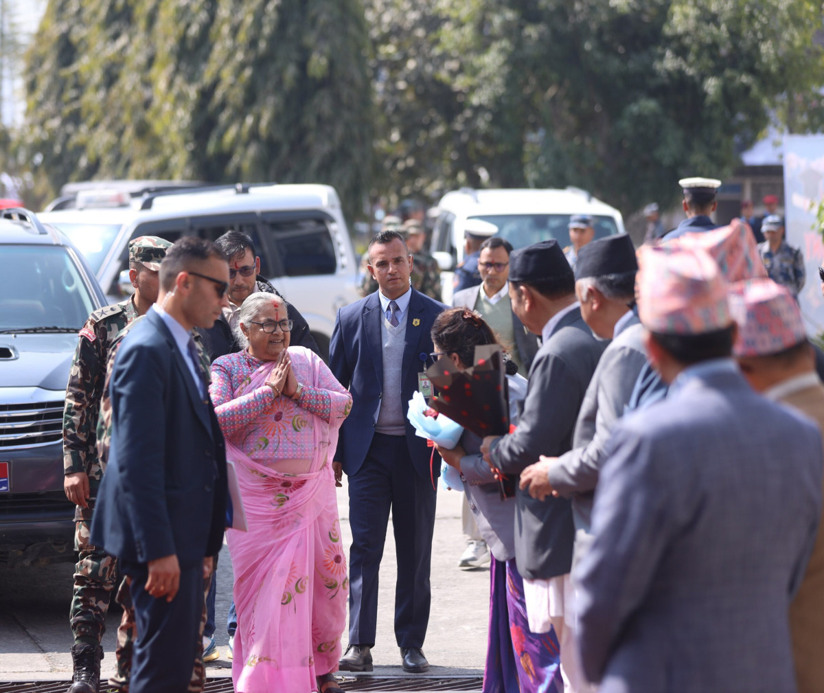दीक्षित विद्यार्थीलाई प्रधानमन्त्रीले भनिन्- औपचारिक प्रमाणपत्रमा मात्र सीमित हुनुहुँदैन