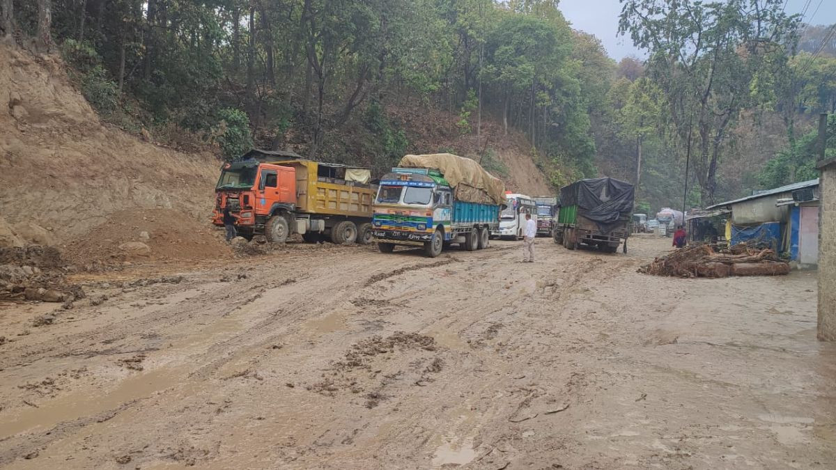 दाउन्नेमा सडक चिप्लो हुँदा बुटवल–नारायणगढ खण्ड अवरुद्ध