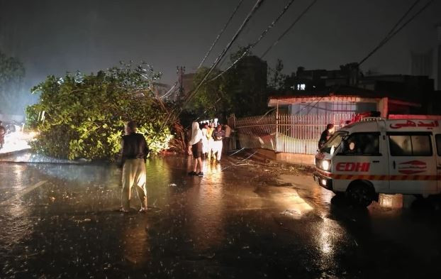 पाकिस्तानमा वर्षाका कारण १७ जनाको मृत्यु, ३० घाइते