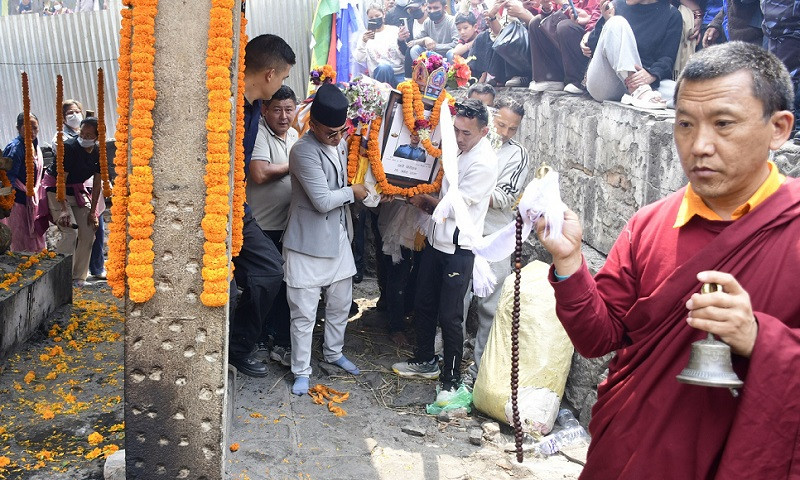 गृहमन्त्री गुरुङ इन्स्पेक्टर लामाको अन्त्येष्टिमा सहभागी