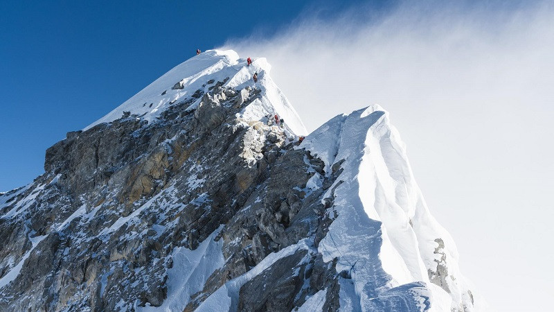 सगरमाथाकाे शिखरमा एकैदिन २७० भन्दा धेरै आरोही पुगे