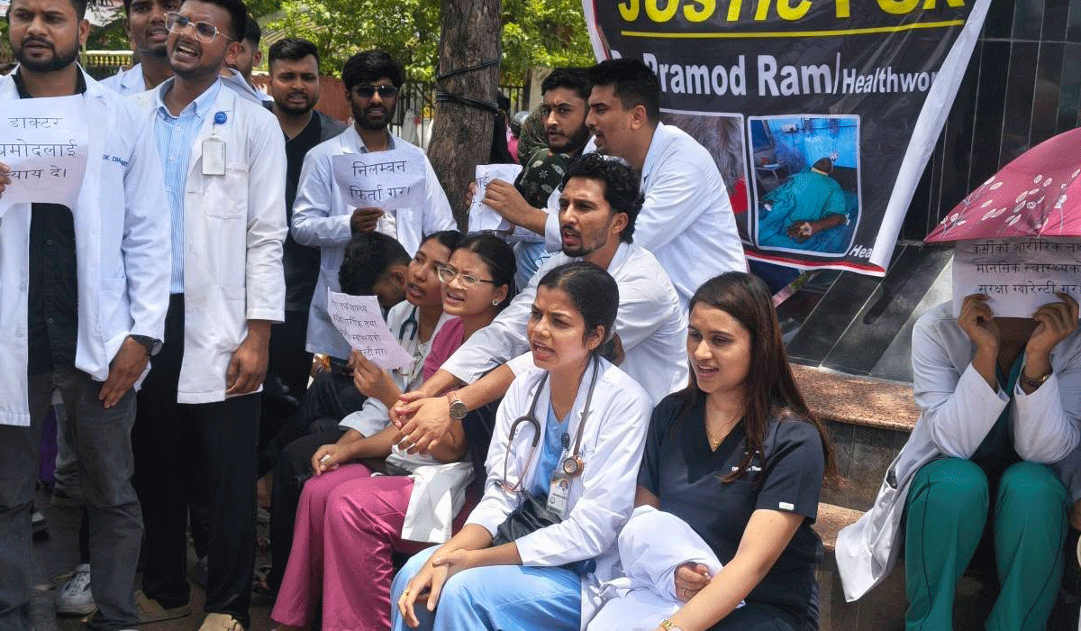दोषीमाथि कानुनी कारबाहीको माग गर्दै वीरगञ्जमा स्वास्थ्यकर्मीको प्रदर्शन