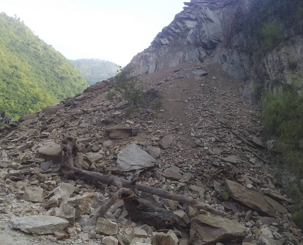 सुक्खा पहिरोले कर्णाली राजमार्ग अवरुद्ध