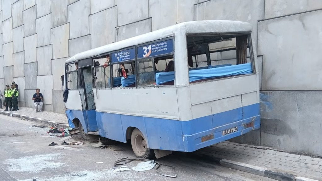 ग्वार्को दुर्घटनामा एकजनाको मृत्यु, १९ जना घाइते