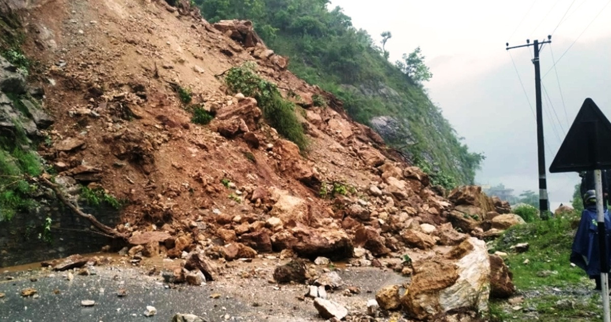 बाढीपहिरोका कारण देशका विभिन्न सडक र राजमार्ग अवरुद्ध
