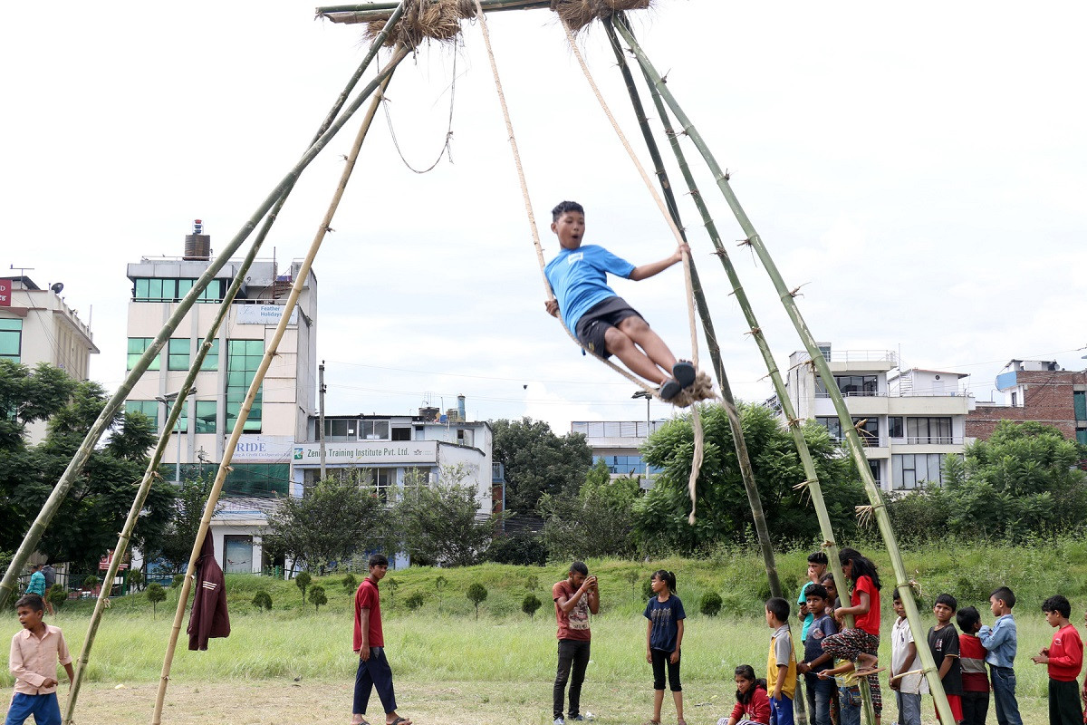 हराउन थाले दसैँका परम्परागत पिङ